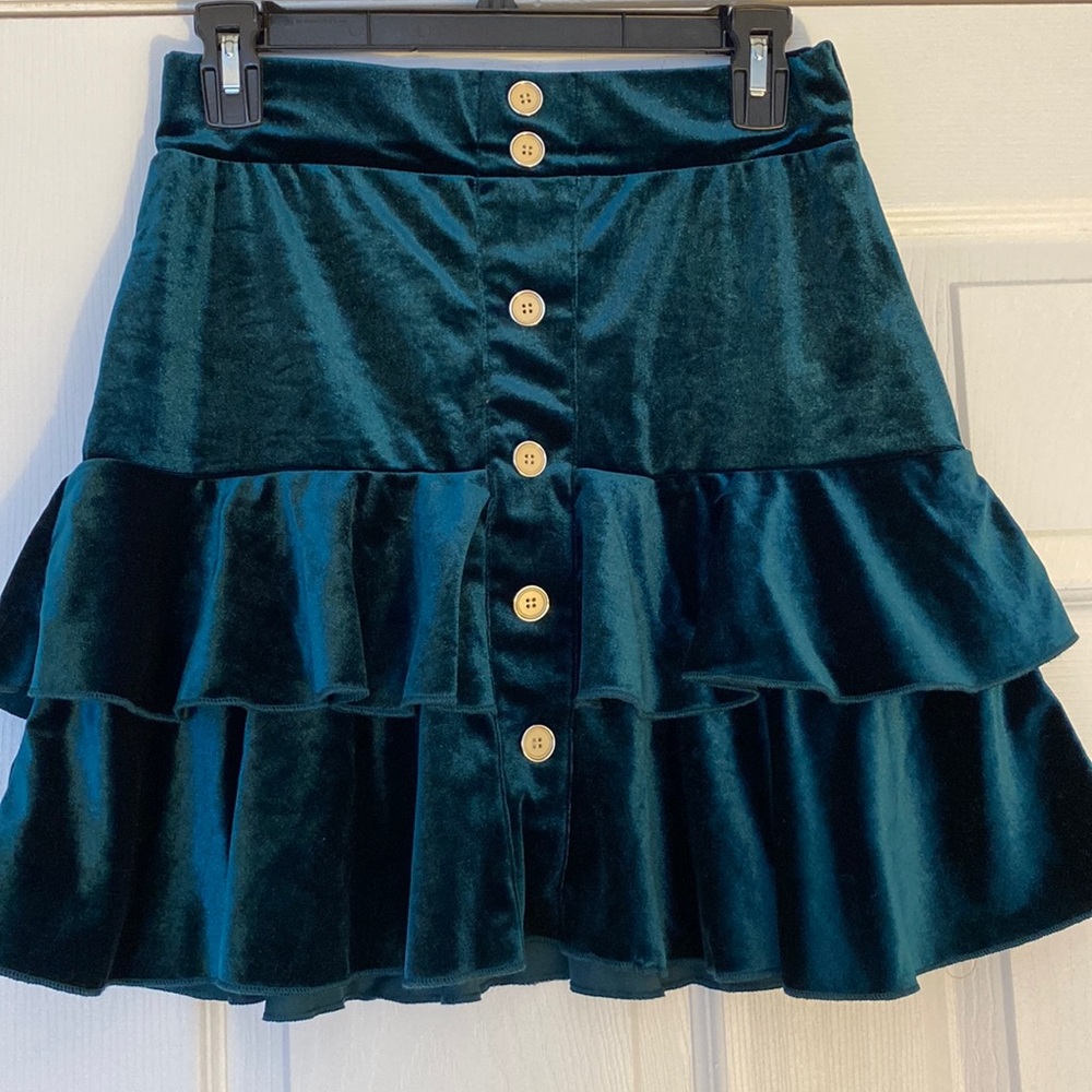 Shein Ruffle Two Layer Hem Velvet Skirt in green. Size 6/ medium.